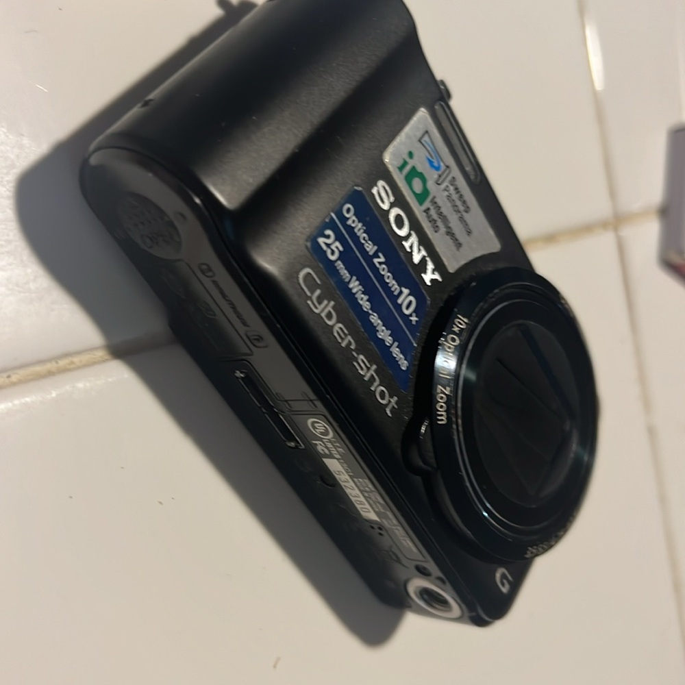 Sony Cybershot/ batteries, charger and case